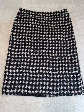 Talbots Black and White Houndstooth Pencil Skirt. Lined.  Back zipper. Size 4